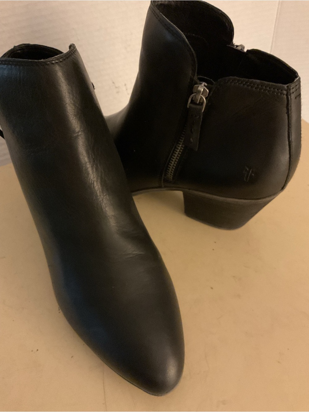 Frye women black leather Chelsea Judith heel boots US 10